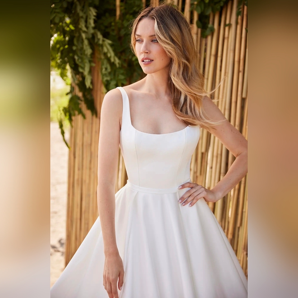 NWT Beautiful MIKAELLA Wedding Dress With Square Neckline